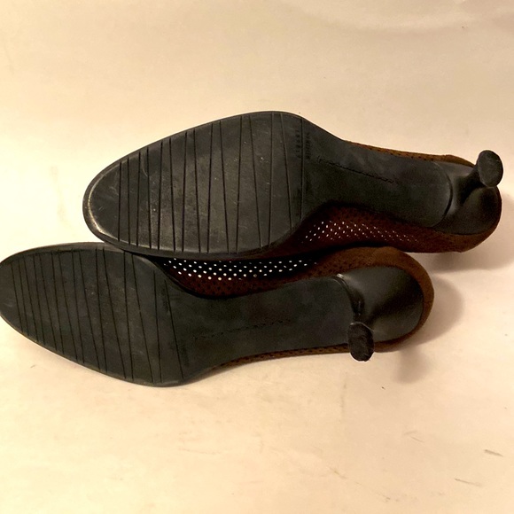 STUART WEITZMAN Brown Suede Perforated Eyelet Cut Out Pumps Kitten Heels 9-9.5 - Picture 6 of 6
